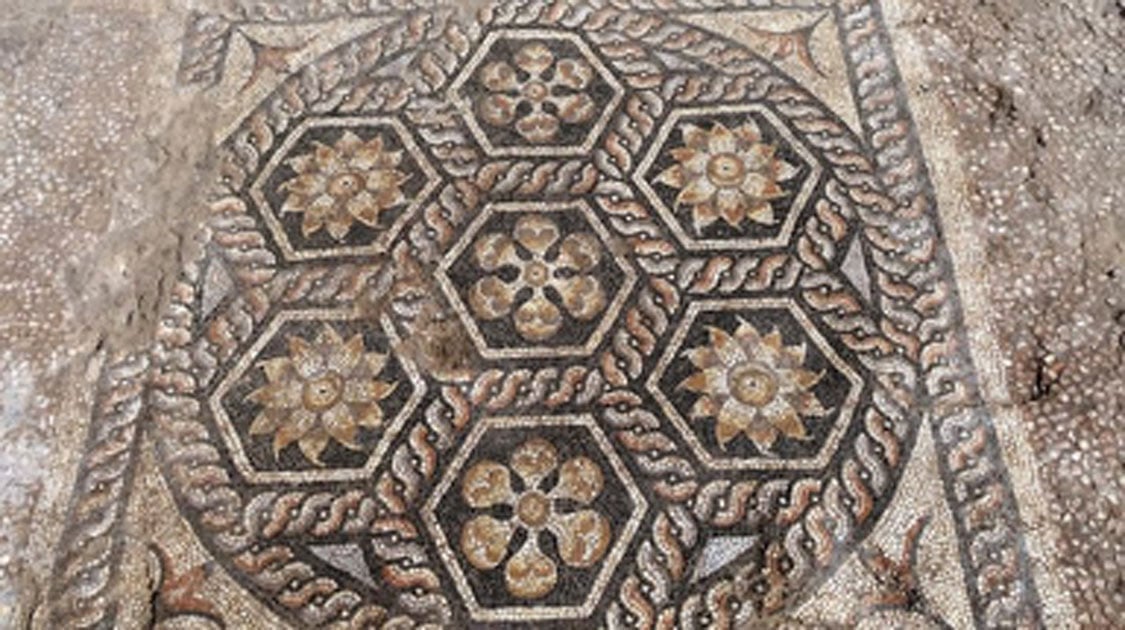 Ancient mosaic discovered in Kom-El-Dikka. Source: Ministry of Antiquities / Facebook.