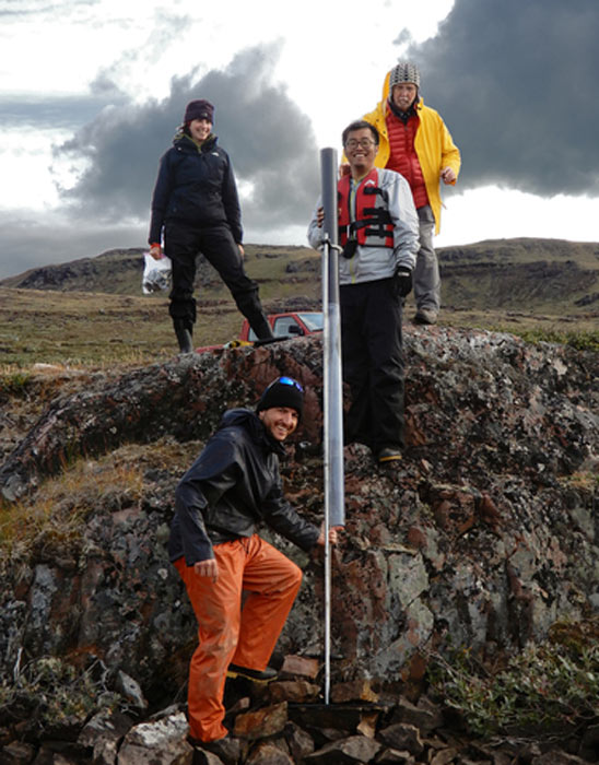 El grupo de campo detrás de la última investigación sobre la desaparición de Viking de Groenlandia tomando un núcleo de sedimento del lago SI-102 en el sur de Groenlandia. (William Daniels/Universidad de Massachusetts)