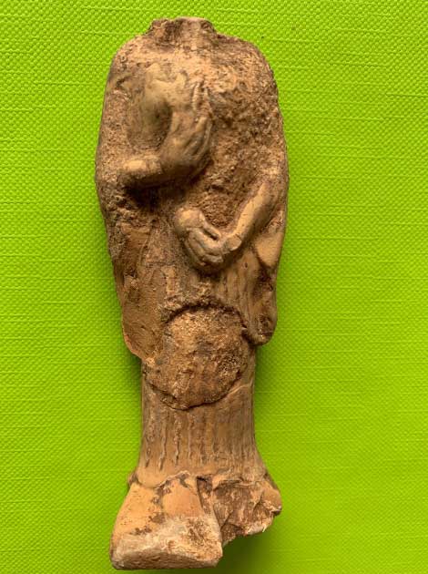 Figurilla de barro de figura femenina que sostiene una amapola y una granada descubierta durante las excavaciones del templo de Falasarna. (Ministerio de Cultura de Grecia)