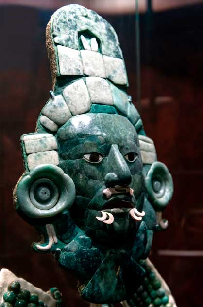Máscara funeraria maya de jade y obsidiana de la ciudad-estado de Calakmul en la selva tropical de Petén, México. Fuente: SL-Fotografía / Adobe Stock