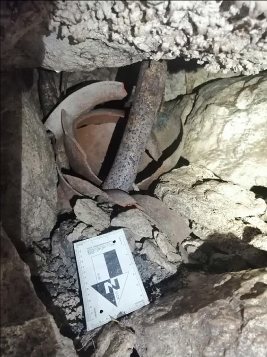 Esta vasija globular, utilizada en los rituales mayas en la época prehispánica, se encontró fragmentada porque las raíces de un árbol que había crecido en la cueva la habían aplastado contra unas rocas. (INAH)