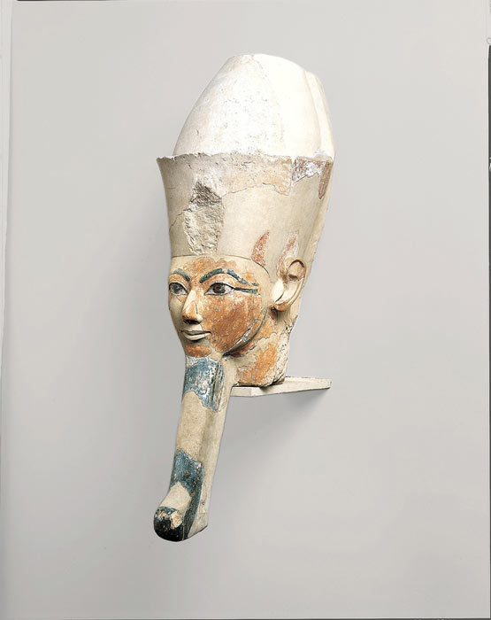 Cabeza de una estatua de Osiride de Hatshepsut, la faraona. No era raro que los gobernantes egipcios adornaran sus rostros bien afeitados con barbas postizas. (Dominio publico)