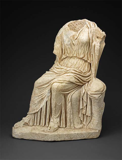This headless marble Roman statue of a seated woman, dating back to 2nd century Rome, was designed to accommodate interchangeable heads. It is now display at the Art Institute of Chicago. (Public domain)