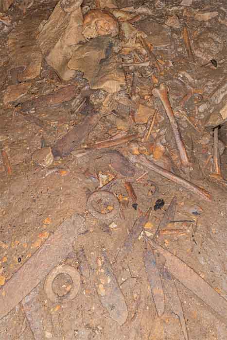 Algunos de los restos humanos y artefactos encontrados en la cueva de Iroungou en Gabón, África. (P. Mora / Antiquity Publications Ltd)