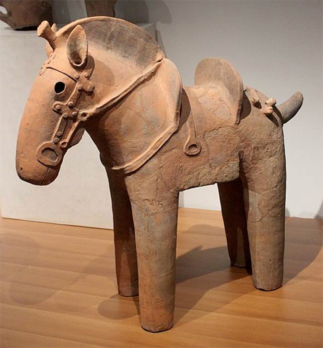 Haniwa horse statuette featuring saddle and stirrups from the sixth century Kofun period. París, Musée Guimet.( Miguel Hermoso Cuesta/ CC BY-SA 4.0)