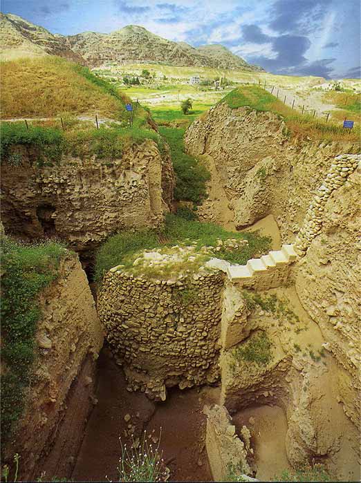 Tower of Jericho, Tell es-Sultan archaeological site, showing wall building crafts dating back to circa 8000 BC. (Salamandra123/ CC BY-SA 3.0)