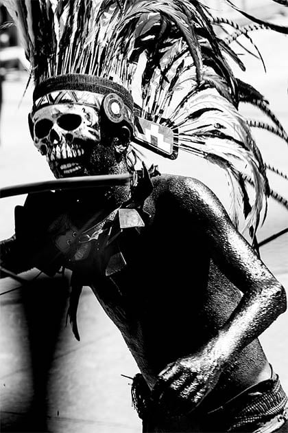 Incluso hoy en México, como muestra esta imagen de principios de 2020 d.C., los pueblos mesoamericanos continúan "celebrando" los rituales callejeros prehispánicos del "cráneo azteca" tal como lo hacían los aztecas hace tanto tiempo.  (DanielElisalde1 / CC BY-SA 4.0)