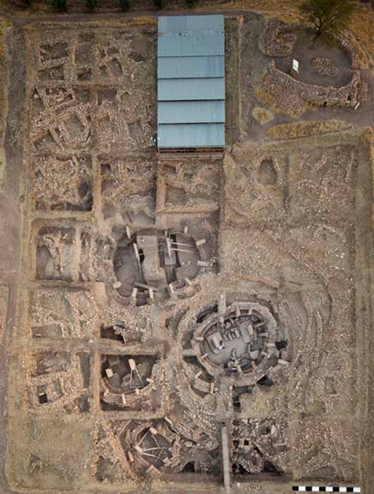 El sitio arqueológico de Göbekli Tepe: área de excavación principal con cuatro edificios circulares monumentales y edificios rectangulares adyacentes (Imagen: Instituto Arqueológico Alemán, foto E. Kücük)