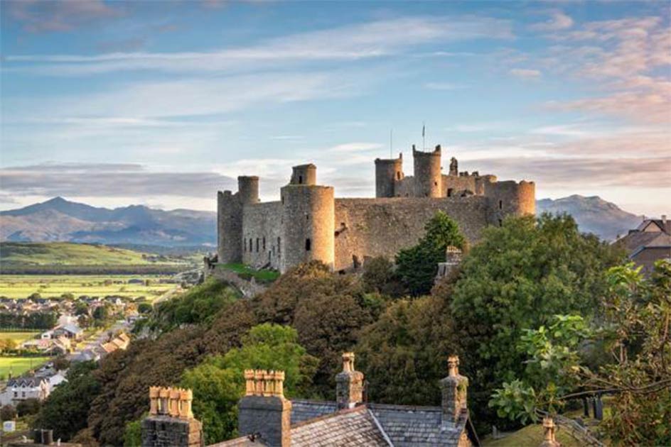 Designed by James of Saint George, Edward I built the Iron Ring of mighty castles to crush Welsh resistance, including Harlech Castle, on the left (valeryegorov / Adobe Stock), and Conwy Castle, on the right (Richard Hoare/ CC BY-SA 2.0).