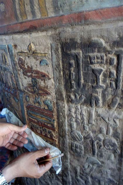 Limpieza de una sección del muro del templo de Esna. (Proyecto Esna)