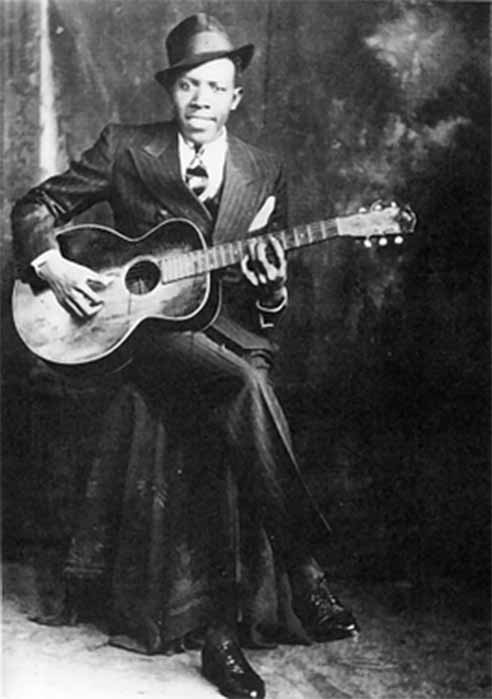 Retrato de estudio c. 1936, una de las tres únicas fotografías verificadas de Johnson (dominio público)