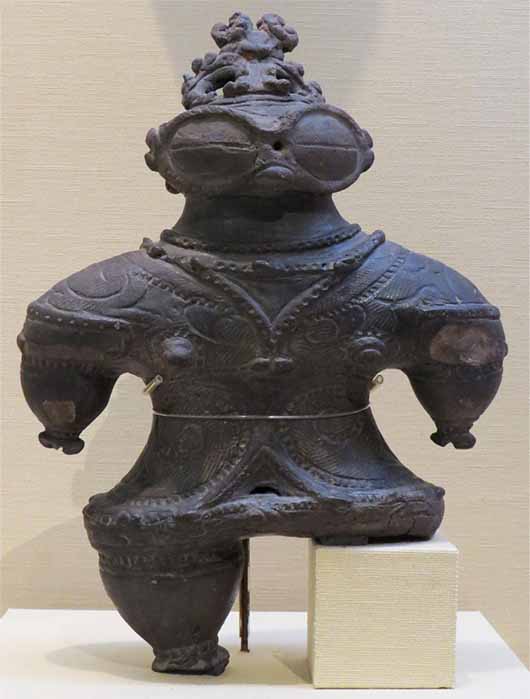 Последняя глиняная фигурка Дзёмон догу (土偶) (ок. 1000–400 до н.э.) (CC BY-SA 4.0)