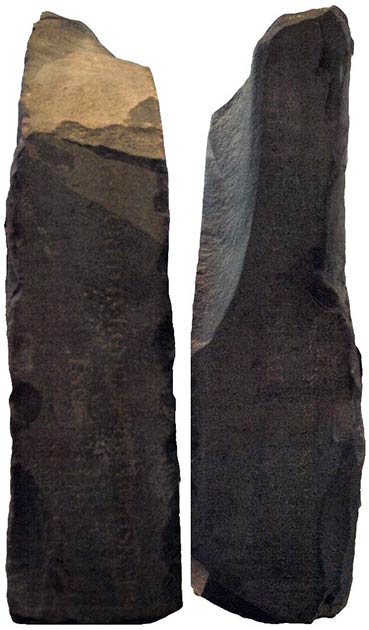 Les côtés gauche et droit de la pierre de Rosette, contenant les faibles inscriptions anglaises disant: (L) "Capturé en Egypte par l'armée britannique en 1801" (R) "Présenté par le roi George III." (Captmondo / CC BY SA 3.0)