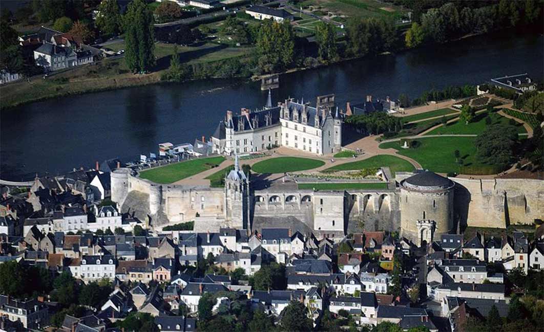 Aerial photograph of Amboise castle on the Loire River taken from the south (Lieven Smits/ CC BY-SA 3.0)