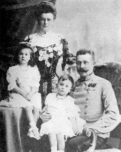 Family portrait photo of Franz Ferdinand and Sophie Chotek with their daughters taken in 1908. (Atelier Adele / Public domain)