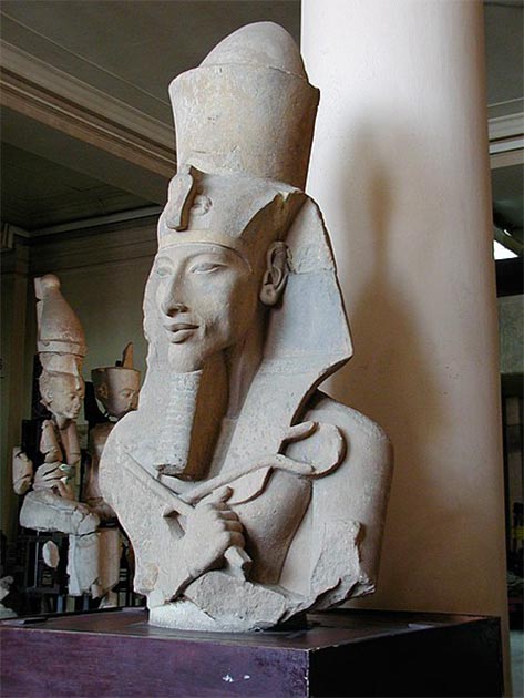 Upper part of limestone Colossi of Akhenaten, wearing the double crown of Upper and Lower Egypt, a towering crown reminiscent of the Torah crown (keter) and finials, or rimonim (now in the Cairo Museum). (Gérard Ducher / CC BY-SA 2.5)