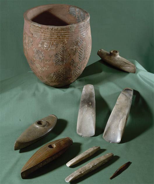 The so-called boat-shaped battle axes are typical of the Battle Axe Culture of Bornholm. Pottery vessels and axes, chisels and arrows made of flint are also common as grave gifts on the island of Bornholm. (National Museum of Denmark)