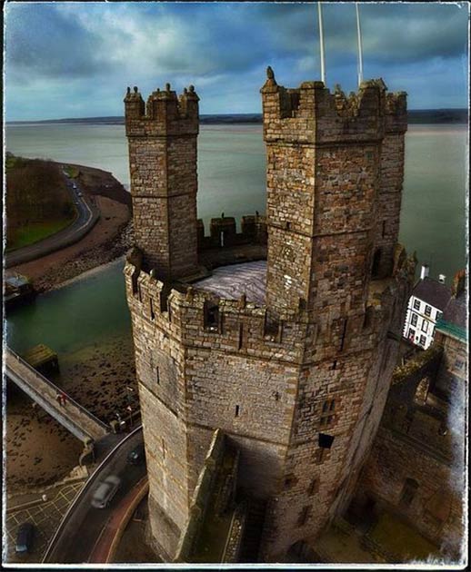 Left: The history of Caernarfon Castle provides insight into Wales' turbulent past. (Saolcha / CC BY-SA 3.0). Right: Caernarfon Castle fell into disrepair until the 1870s, when funds were provided to repair the castle. (National Library of Wales / CC0)
