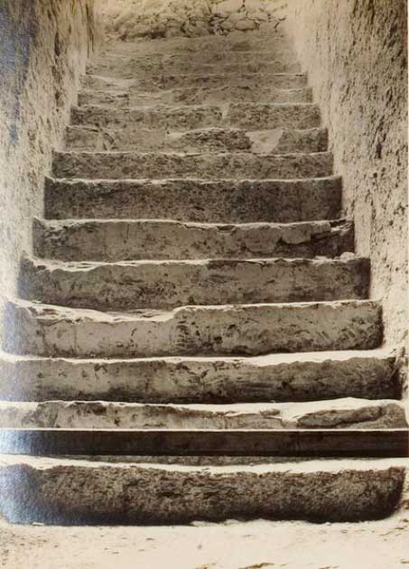 Cette photographie a été prise à l'endroit où la porte d'entrée scellée a été découverte le 5 novembre 1922. L'objectif de l'appareil photo de Harry Burton regarde l'escalier à seize marches, vers la marche supérieure trouvée le 4 noviembre. (Dominio publico)