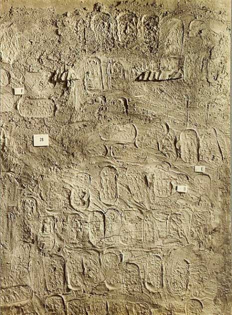 Una sección del bloqueo que sella la puerta exterior de la tumba, su superficie manchada de barro tiene impresiones estampadas de los sellos oficiales de la necrópolis y el cartucho de Tutankamón. (Dominio publico)