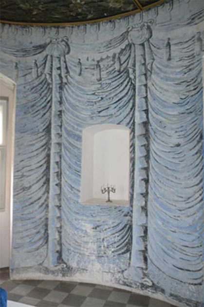 Painted draped curtains in the blue chamber. (Author provided)