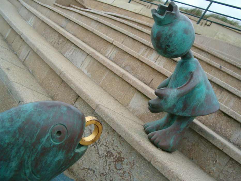 A Queen takes a magic ring from a fish's mouth. Scheveningen, Netherlands. (Public Domain)