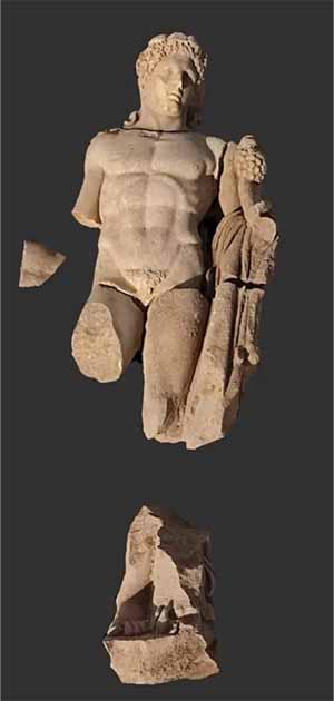 La impresionante estatua adornaba un edificio que, según los hallazgos de las excavaciones, data del siglo VIII o IX d.C. (Copyright YPPOA Ministerio de Cultura Helénico)