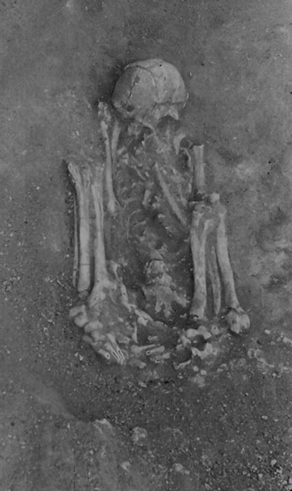 Este individuo fue colocado en una posición hiperflexible, lo que, combinado con la falta de movimiento de los huesos en el rasgo, sugiere que el cuerpo fue preparado y desecado antes del entierro. (Peyroteo-Stjerna et al./ The European Journal of Archaeology)