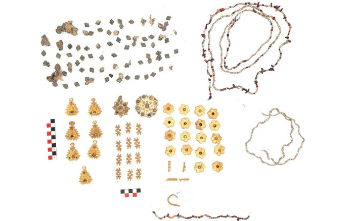 The full 100-piece Abbasid-era gold jewelry collection, including floral pendants, disc ornaments, beads, and gold spacers.