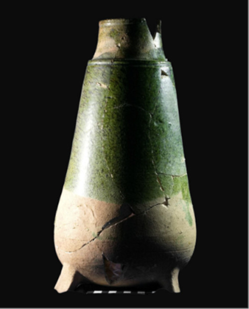 The approx. 35-cm-high flask-shaped distilling vessel