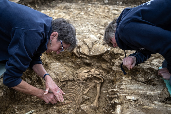 Excavation of the Anglo-Saxon double burial at Cherington