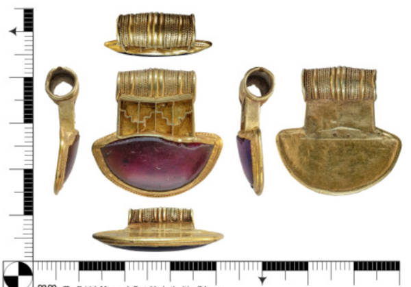 Gold pendant with D-shaped garnet