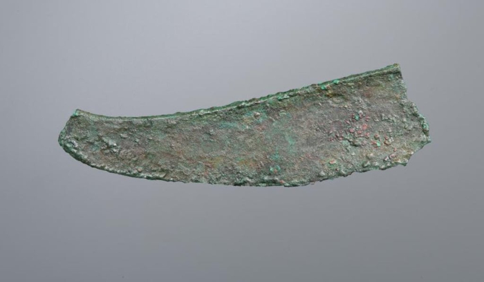 A broken bronze dagger-axe from the Jiangliu burial site, Shaanxi Province. 