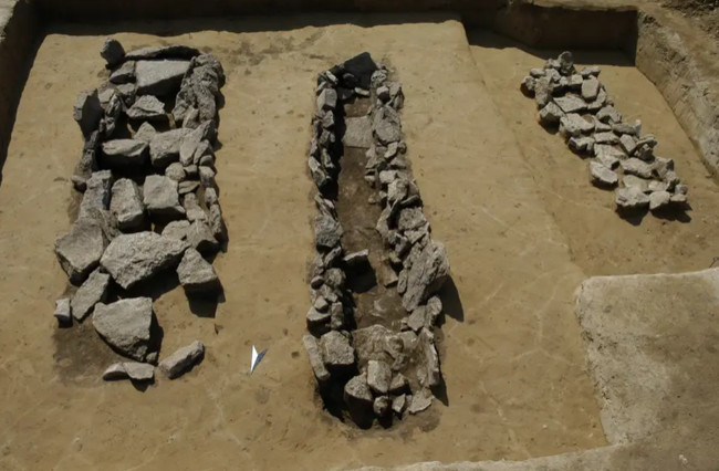 Graves with stone built walls from the Late Bronze Age excavations near Esperstedt