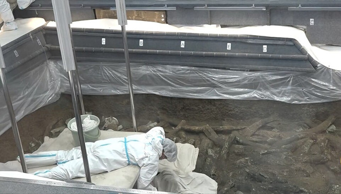 Archaeologist working in a Sanxingdui excavation pit