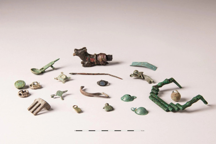 Assortment of Iron Age offerings discovered at Allonnes.