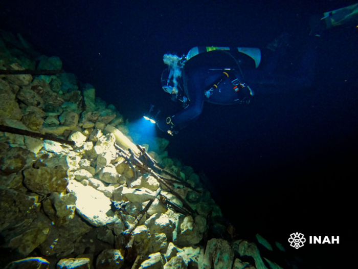 Researcher recording the artifacts found in cenote Síis Há, en Yucatán