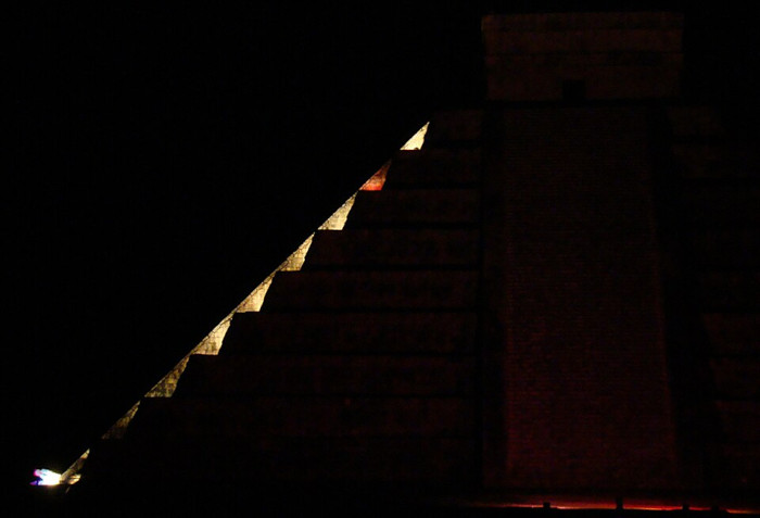 The serpent effect on the staircase of El Castillo at Chichén Itzá, demonstrated by artificial light