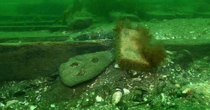 Parts of the ships rigging equipment found preserved.