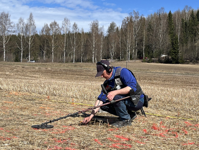 One of the finders detecting at the find site