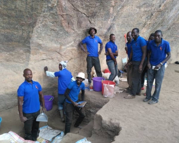Team at the excavation at the Hora 1 rock shelter site in Malawi