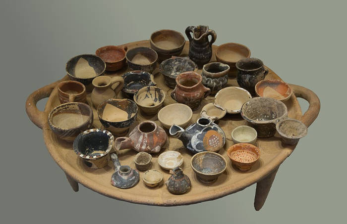 Tripod tray, with a variety of miniature vessels, small recipients and toys