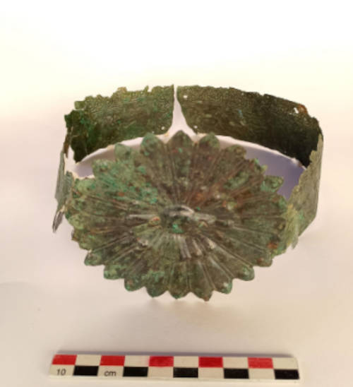 Front view of the diadem.