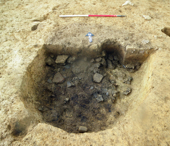 Early Neolithic pit with broken pottery, flint and stone