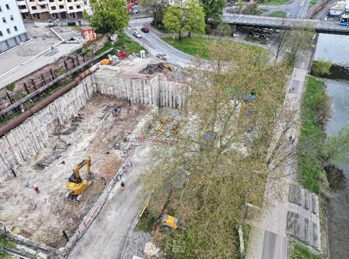 View into the excavation pit, with the present-day course of the Main River visible on the right. 