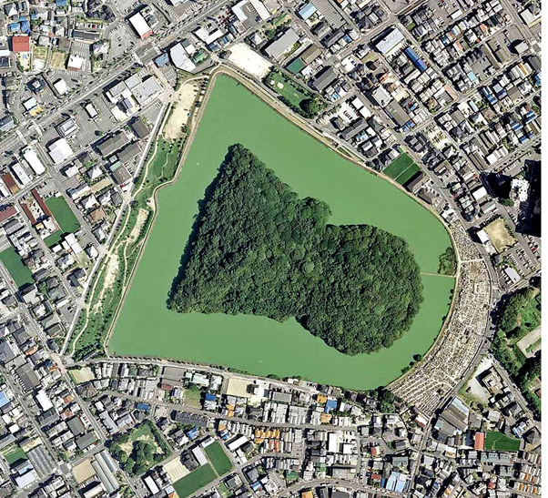 Keyhole-shaped tomb Haze Nisanzai Kofun Aerial photograph 2007