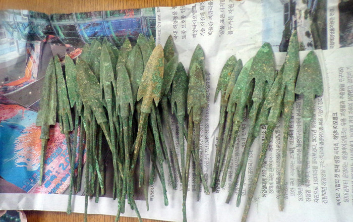 Ancient arrow heads were found in the same illegal shipment