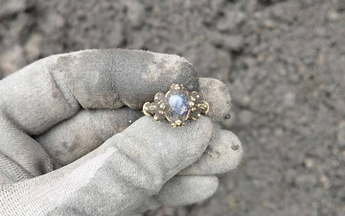 The ring immediately after being found.