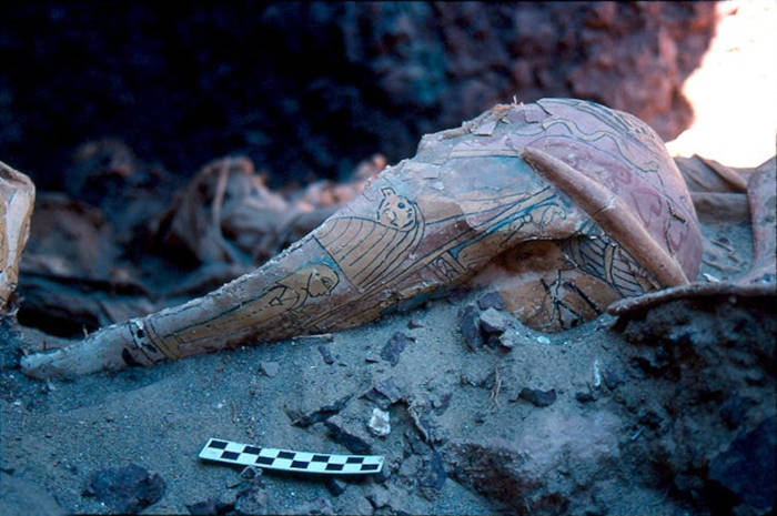 A displaced mummy mask at its find site.