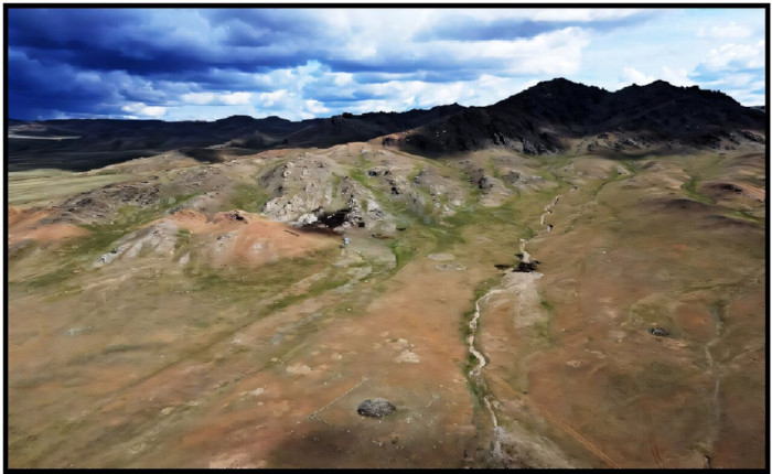 Khirigsuurs ZK956 (bottom center), and the habitation site ZK513 (dark patch with vehicles).